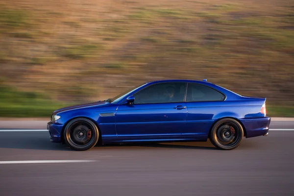 Azul coche sedán en la carretera de montaña — Foto de Stock