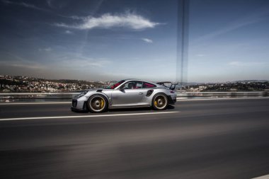 Otobanda gümüş renkli coupe