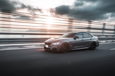 Gümüş sedan yüksek hız test sürüşü