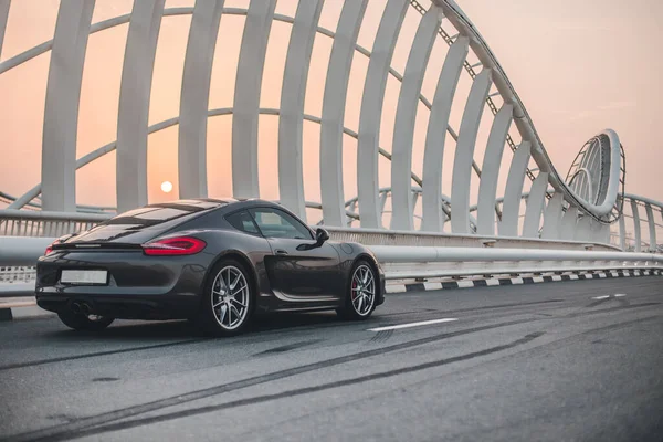 Modern köprüde siyah bir spor araba. — Stok fotoğraf