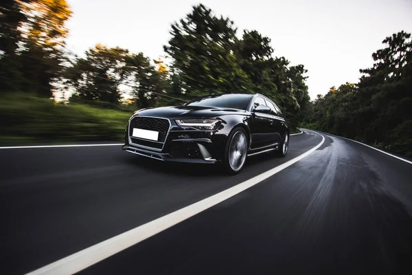 Otobanda siyah hatchback hız sürücüsü