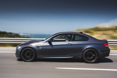 Gri renkli birinci sınıf bir araba.