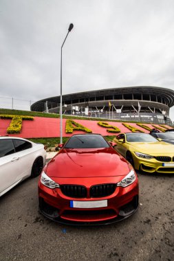 Kırmızı süper model spor araba park yerinde.