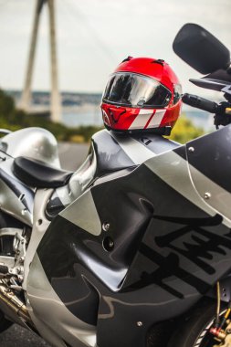 Motosikletteki kırmızı kask