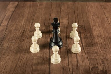 Siyah bir papaz ve beyaz piyonlar