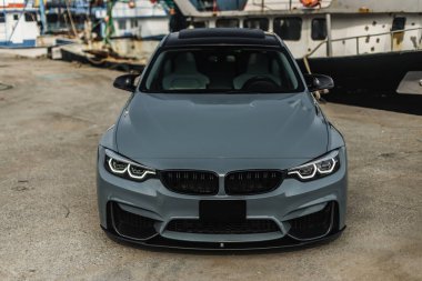 Limanda gümüş renkli birinci sınıf bir sedan var. ön görünüm