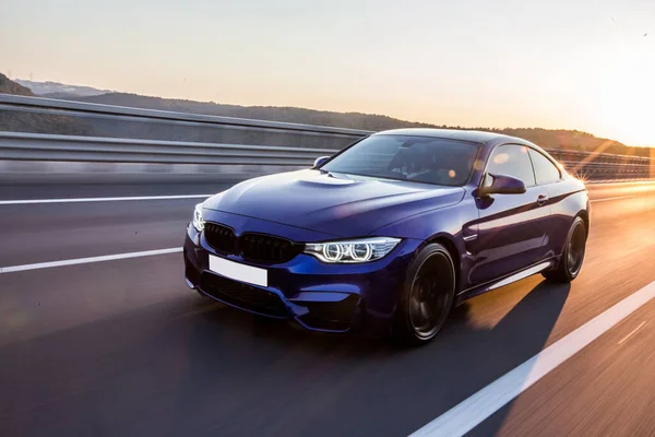 Lüks siyah sedan alacakaranlık zamanı