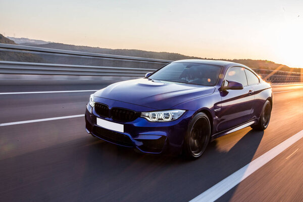 Luxury black sedan dusk time drive — Stock Photo, Image