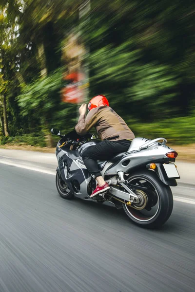 Motociclismo de alta velocidade na estrada — Fotografia de Stock