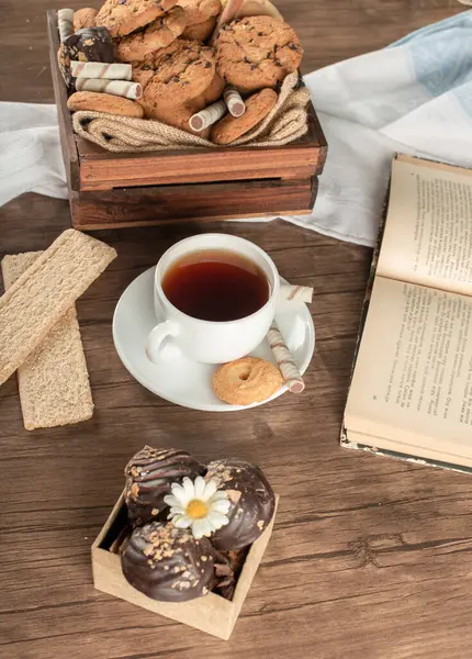 Una taza de té con galletas de avena y galletas saladas . — Foto de Stock