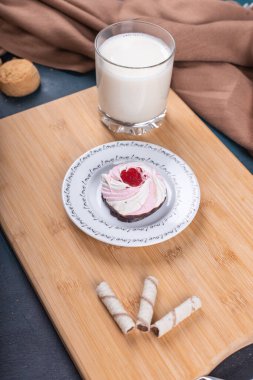 Vanilyalı pasta ve bir bardak süt.