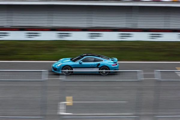 Auto sportiva da corsa blu in pista nello stadio — Foto Stock