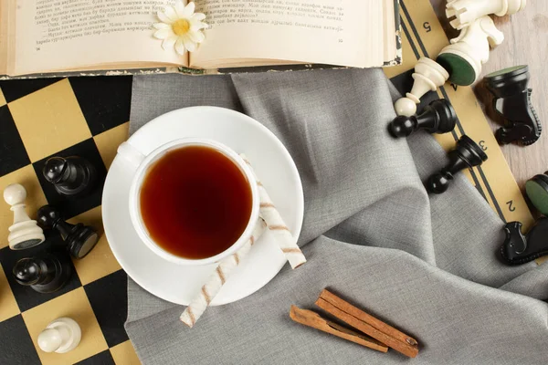 Eine Tasse Tee auf einem Schachbrett. Ansicht von oben — Stockfoto