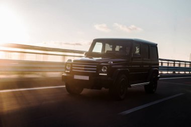 Akşamları otobanda gezen siyah lüks model.