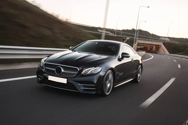 Otoyolda siyah bir sedan sürüyordu. 