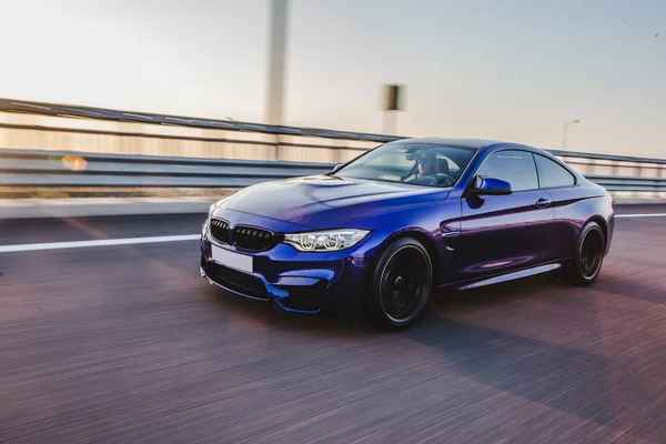 Blauwe sedan snelheid rijden op de snelweg of autobahn — Stockfoto