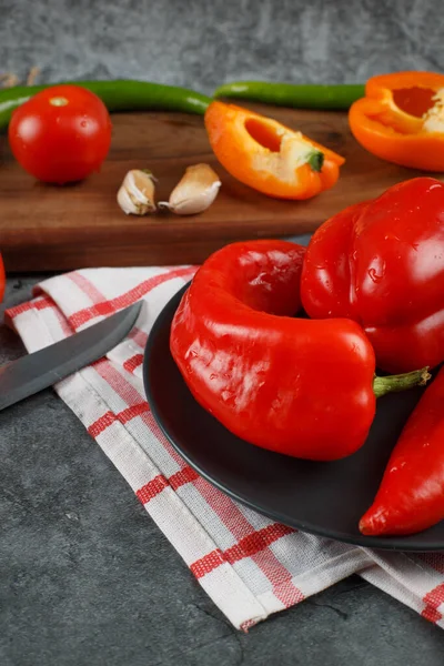 Färsk röd paprika på varje handduk. — Stockfoto