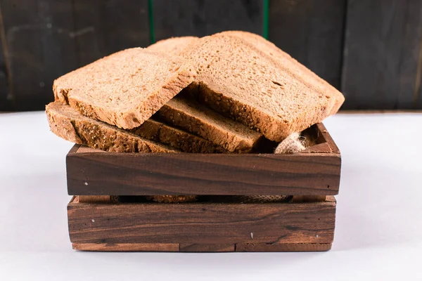 Кусок хлеба на столе — стоковое фото