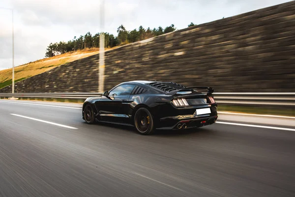 Carro esporte preto dirigindo na estrada — Fotografia de Stock