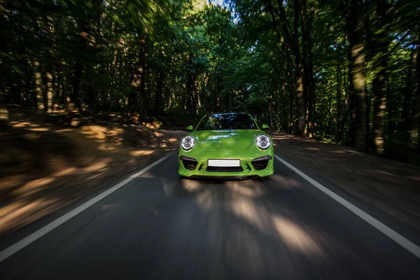 Neon yeşil küçük spor araba ormanda, ön manzara — Stok fotoğraf