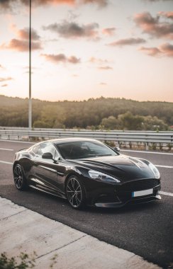 Sokakta siyah spor arabaları