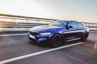 Otobanda mavi sedan hız sürücüsü