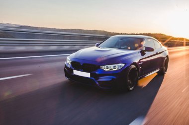 Lacivert spor sedan yolda.
