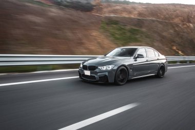 Gümüş sedan yüksek hız test sürüşü alanlarda