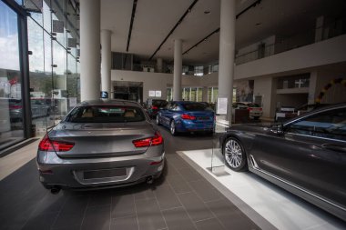 Kırmızı ksenon ışıkları olan gümüş araba galeride.