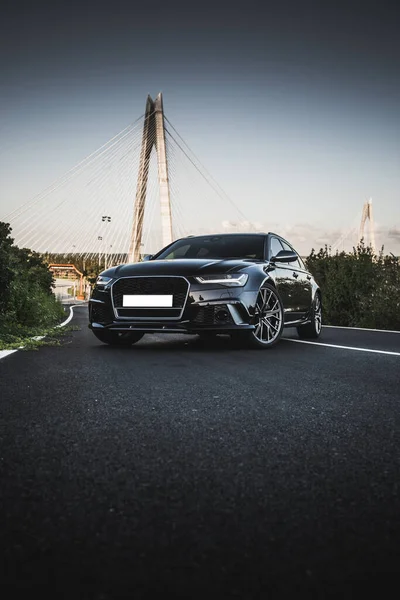 Parkeren een zwarte auto in brug uitzicht achtergrond — Stockfoto