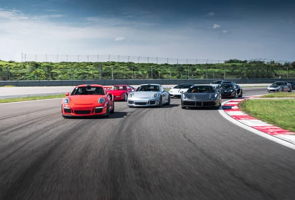 Coches deportivos rojos, plateados y negros en la pista de carreras — Foto de Stock