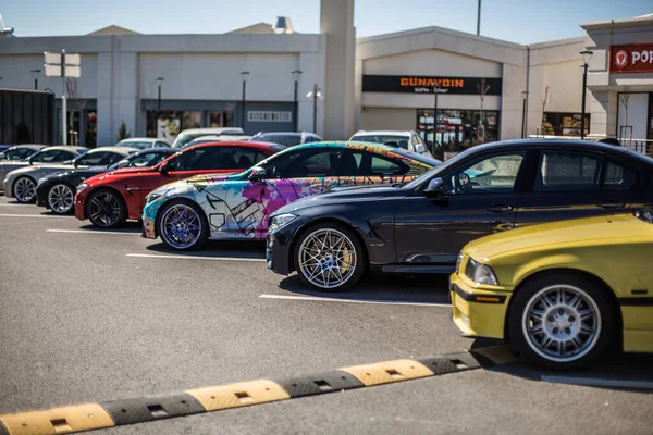 Autotuneado coches multicolor aparcamiento en la gasolinera — Foto de Stock