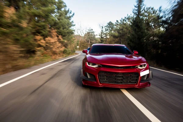 Red luxusní sportovní sedan disk na dálnici — Stock fotografie
