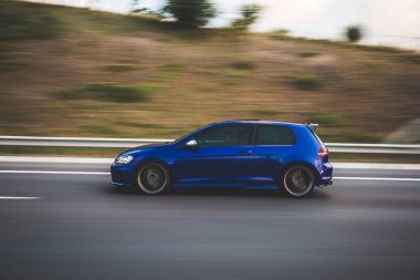 Otobanda mavi hatchback hız sürücüsü