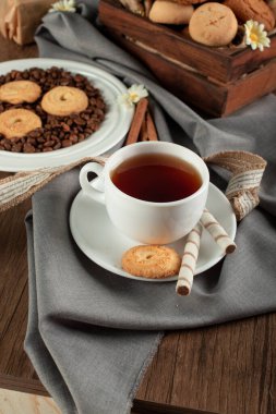 Bir fincan beyaz çay ve şekerli kurabiye.