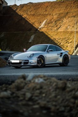 Bir tepenin ayak izlerinde mini gümüş bir coupe