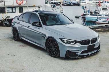 Limanda gümüş renkli birinci sınıf sedan.