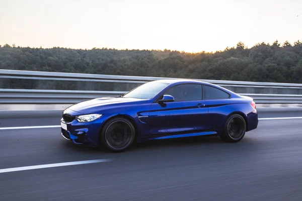 Blue business class sedan on the road — Stock Photo, Image