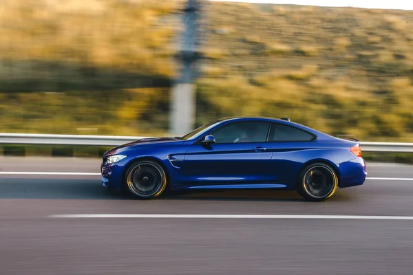 Blauwe luxe sedan rijden op de snelweg — Stockfoto