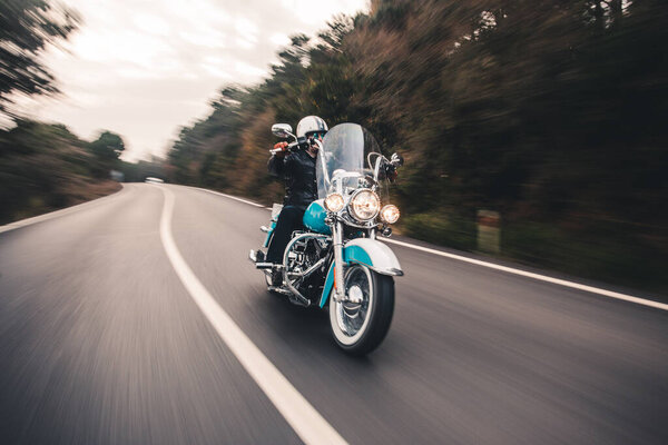 Вождение синего мотоцикла по дороге. вид спереди

