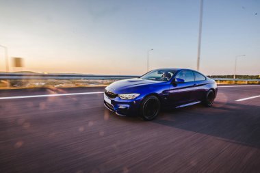 Mavi lüks spor sedan araba