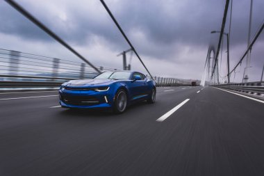 Mavi spor araba tasarım köprüsünde