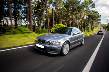 Sedan arabalar birbirlerinin yanından geçiyor.