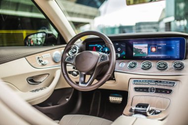 Araç içi, sürücü koltuğu, navigasyon, hız ve yakıt göstergeleri ve AC