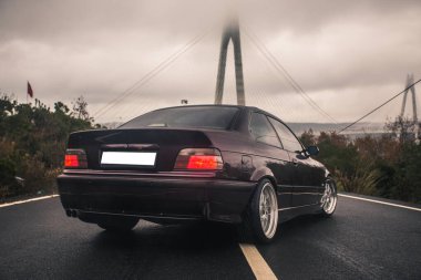 Siyah lüks spor arabası yola park edilmiş.