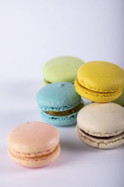 Renkli badem kurabiyelerinin beyaza izole edilmiş rastgele seçimi