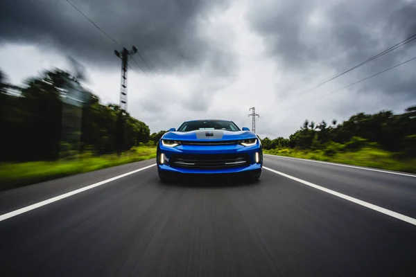 Μπλε σπορ αυτοκίνητο οδήγηση στην ύπαιθρο — Φωτογραφία Αρχείου