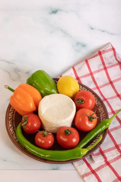 Bílý sýr s rajčaty a paprikou — Stock fotografie