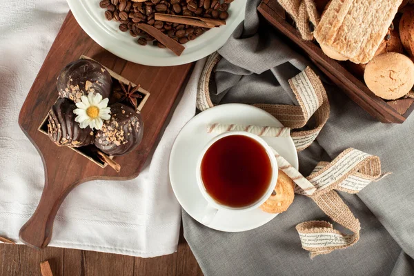 Поднос для шоколадного печенья и чашку чая. Вид сверху — стоковое фото
