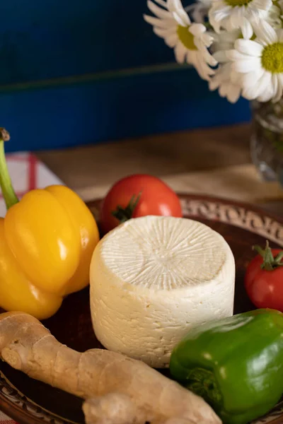 Čerstvý kulatý bílý sýr — Stock fotografie